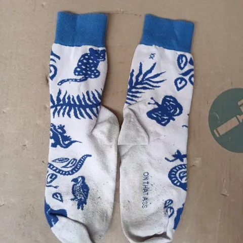 ON THAT ASS PAIR OF SOCKS IN PALE PINK/BLUE SIZE UNSPECIFIED