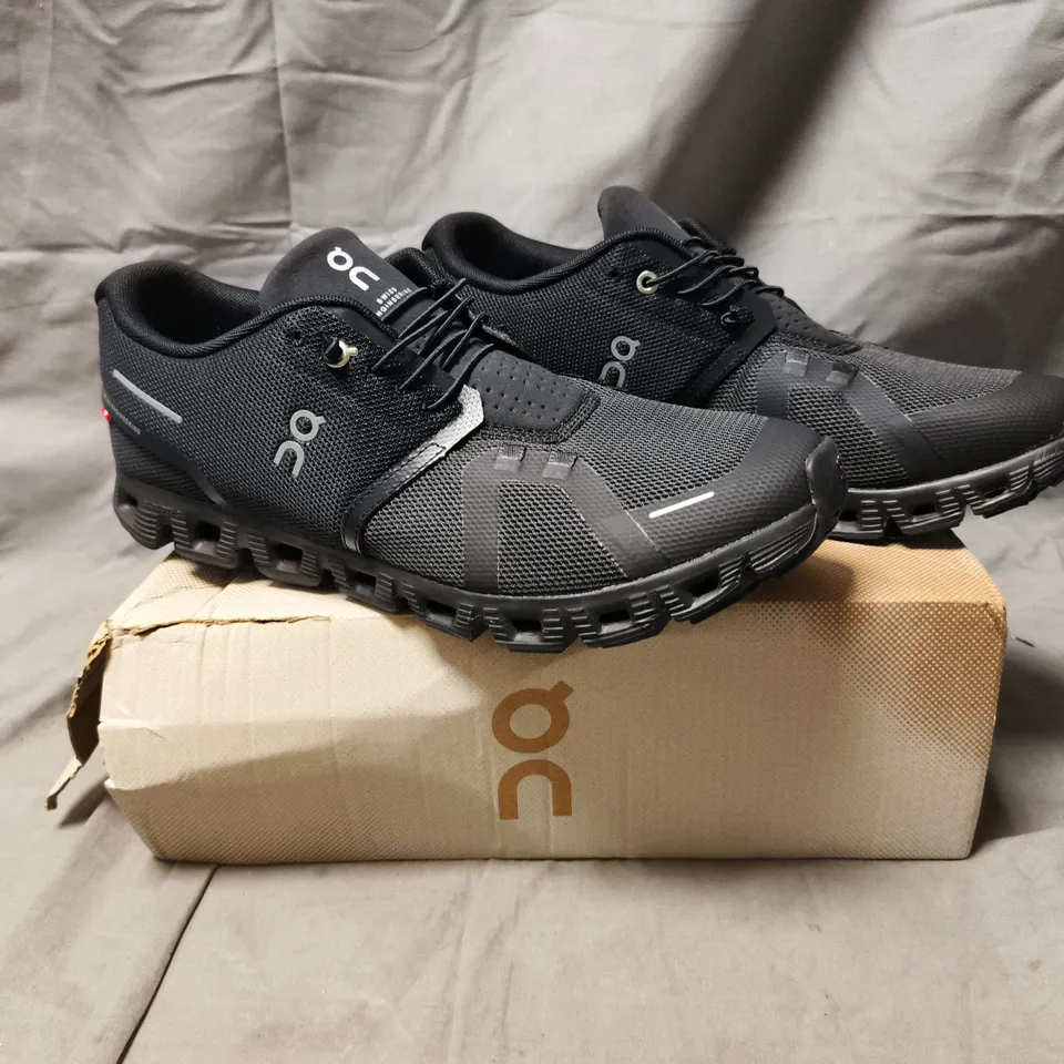 BOXED PAIR OF ON CLOUD 5 TRAINERS IN BLACK SIZE UK 10.5