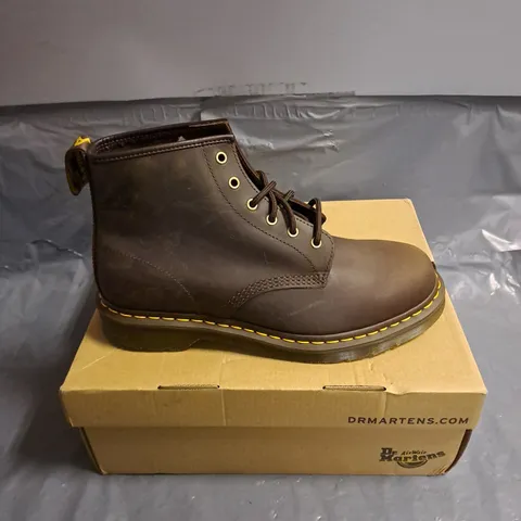 BOXED PAIR OF DR MARTENS CRAZY HORSE BOOTS IN DARK BROWN SIZE 9