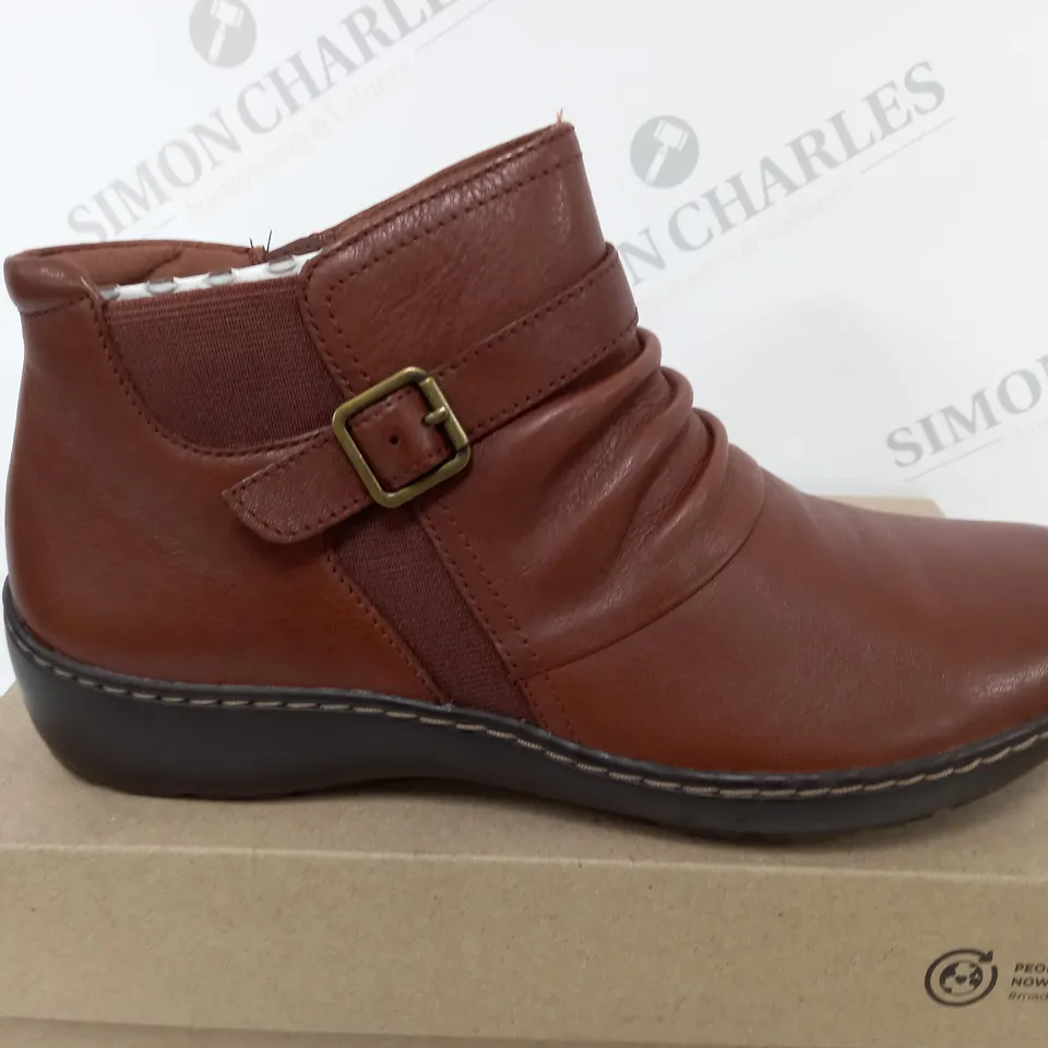 BOXED CLARKS CORA ROUCHED IN DARK TAN LEA IN UK 7 1/2
