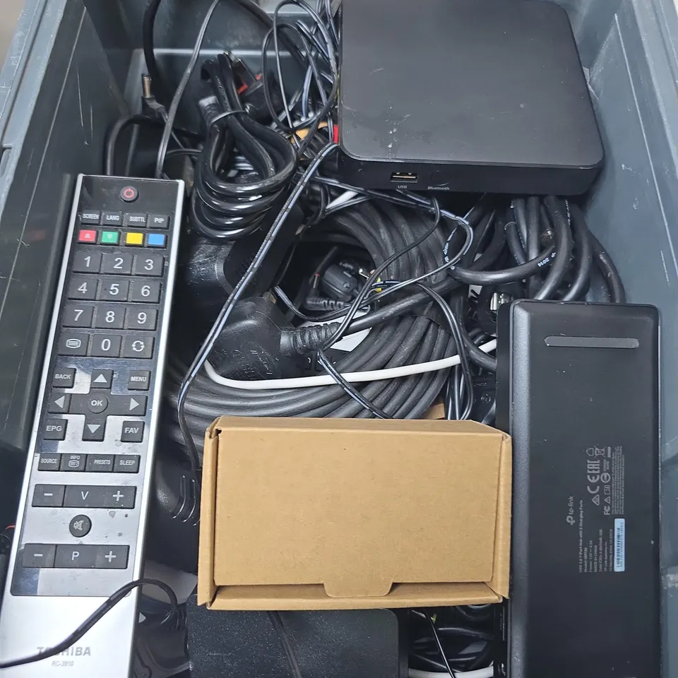 APPROXIMATELY 20 ASSORTED ELECTRICAL PRODUCTS TO INCLUDE PLUGS, WFI HUB AND A HONEYWELL SCANNER