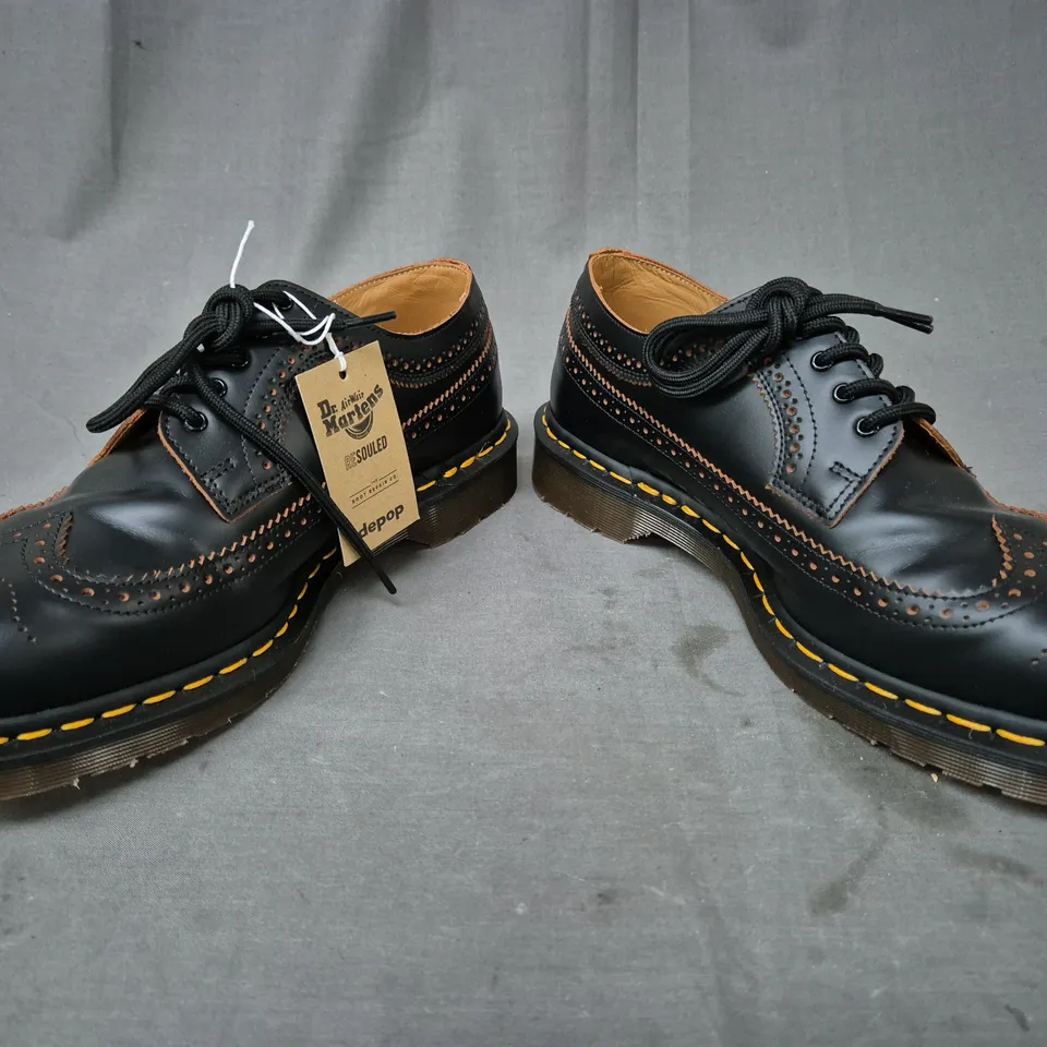 BOXED PAIR OF DR MARTENS SHOES IN BLACK UK SIZE 9.5