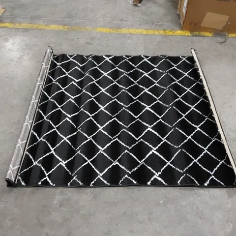 ZIGZAG NOIR DIAMOND PATTERN RUG - BLACK // SIZE: 120 X 160cm