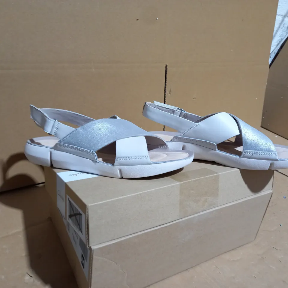 CLARKS TRI CHLOE WHITE/SILVER SANDALS SIZE 7