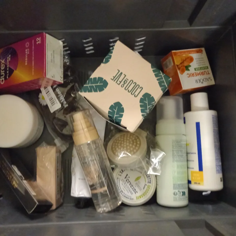 BOX OF APPROXIMATELY 20 COSMETIC ITEMS TO INCLUDE - GIVE ME HAIR MASK - L'OREAL ELVIVE CONDTIONER - GLOV BEAUTY BLENDER - ETC 