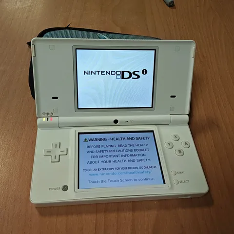 UNBOXED NINTENDO DS HANDHELD GAMES CONSOLE IN WHITE WITH POKÉMON CARRY CASE