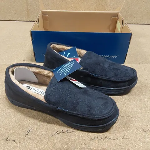 BOXED PAVERS SIZE 7 FLEECE LINED SLIPPERS