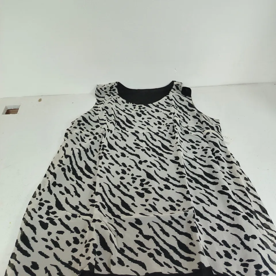 BOX OF APPROXIMATELY 35 ASSORTED CLOTHING ITEMS TO INCLUDE: TAMSY DRESS