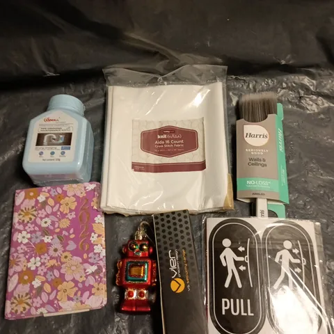 APPROXIMATELY 20 ASSORTED HOUSEHOLD ITEMS TO INCLUDE PAINT BRUSH, DIARY, HOME DECOR ETC 