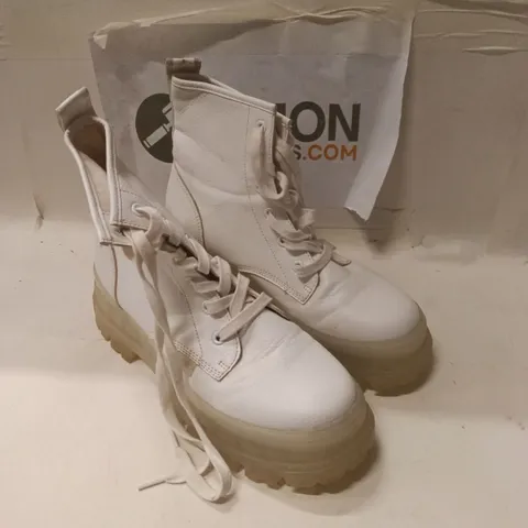 WHITE LEATHER COMBAT BOOTS – HIGH ANKLE, RUGGED SOLE UK7