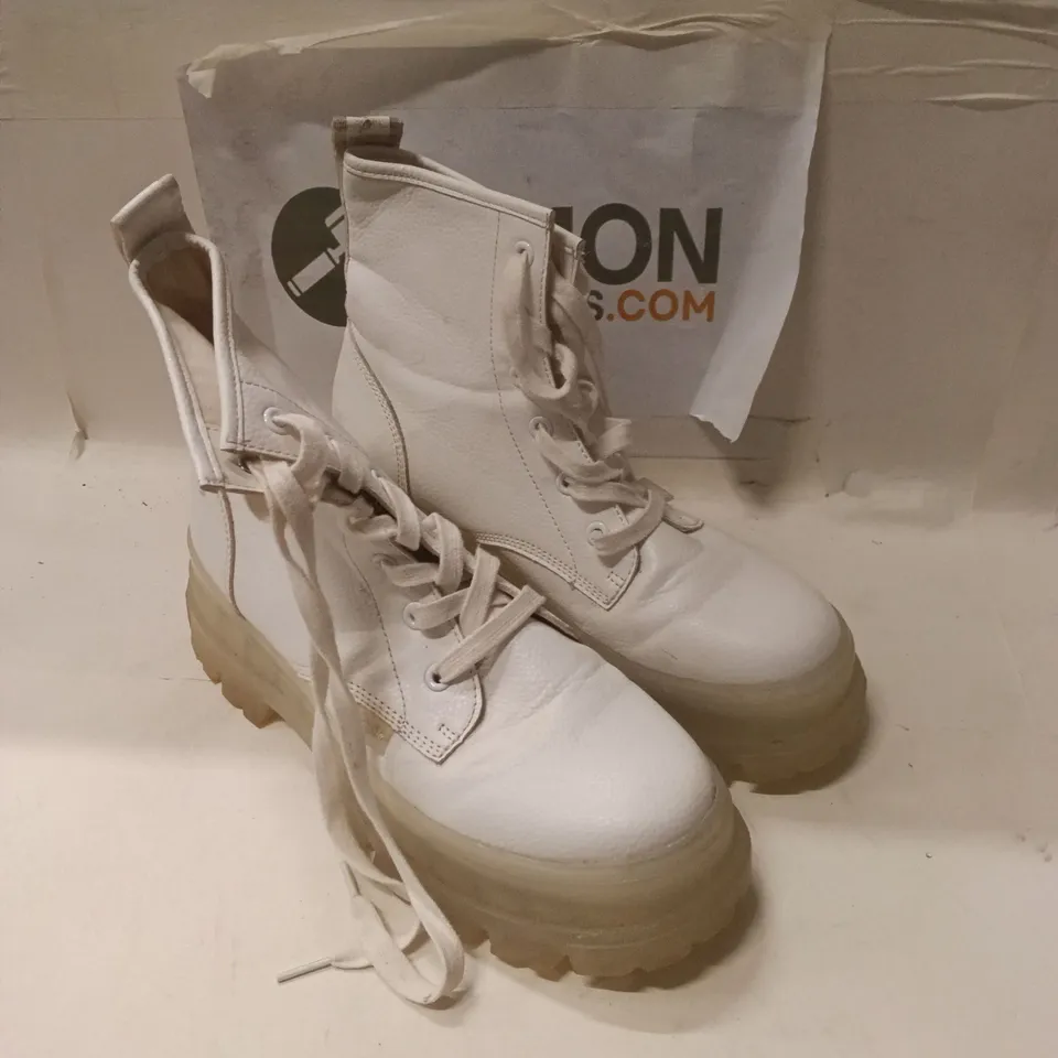 WHITE LEATHER COMBAT BOOTS – HIGH ANKLE, RUGGED SOLE UK7