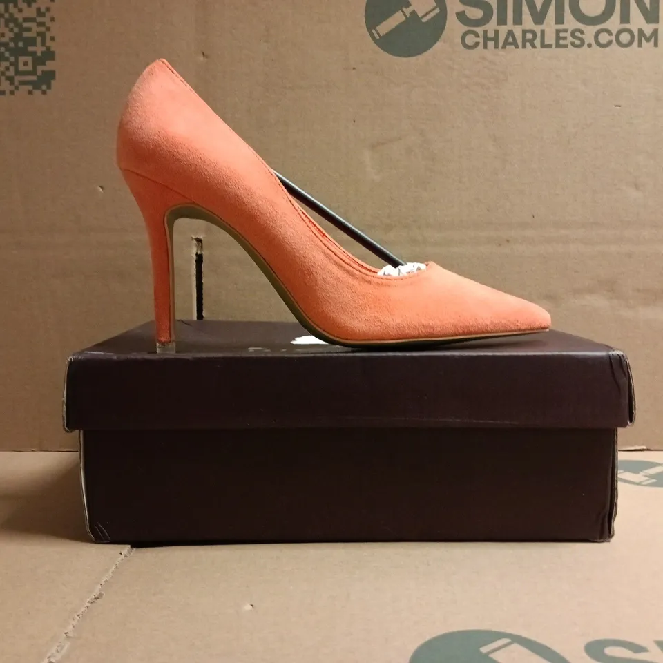 BOXED PAIR OF BIG TREE POINTED TOE STILETTO HEELS IN ORANGE SIZE EU 38