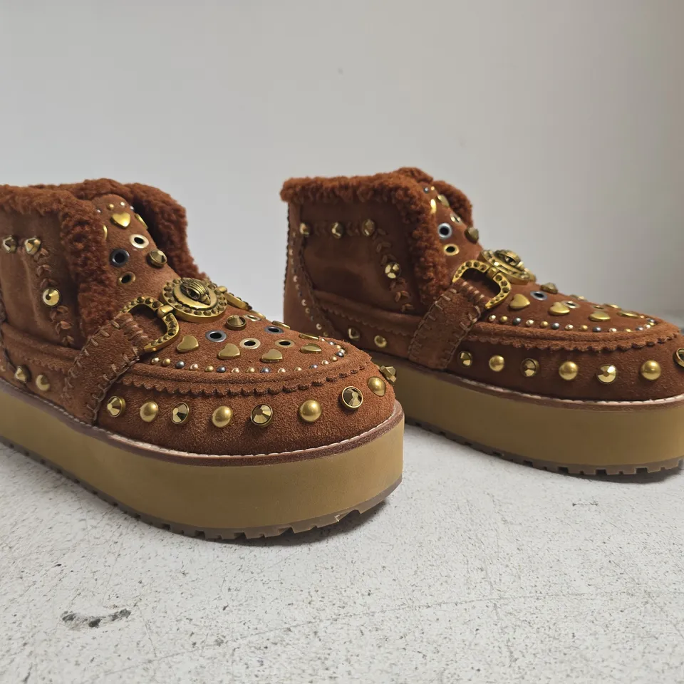 BOXED PAIR OF KURT GEIGER MANSION COSY BOOTS IN TAN SIZE EU 39