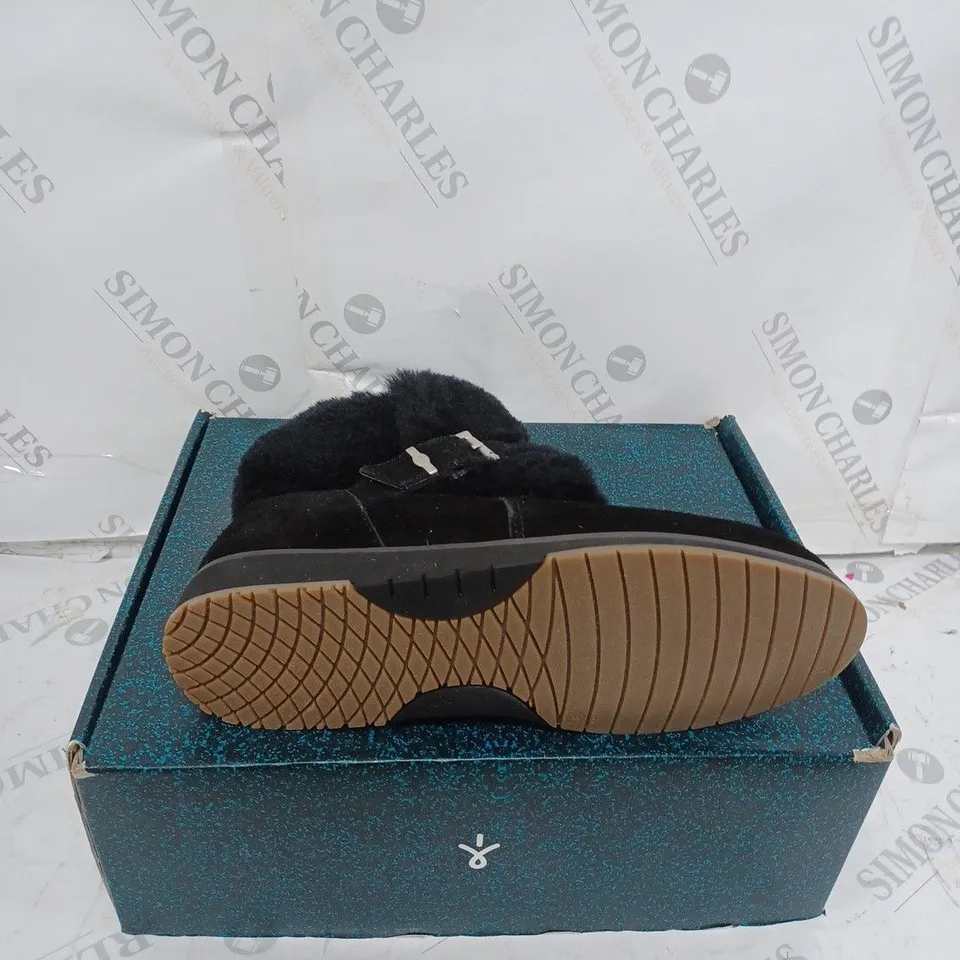  BOXED PAIRS OF EMU AUSTRALIA "OXLEY" LEATHER BOOTS - UK SIZE 6, BLACK 