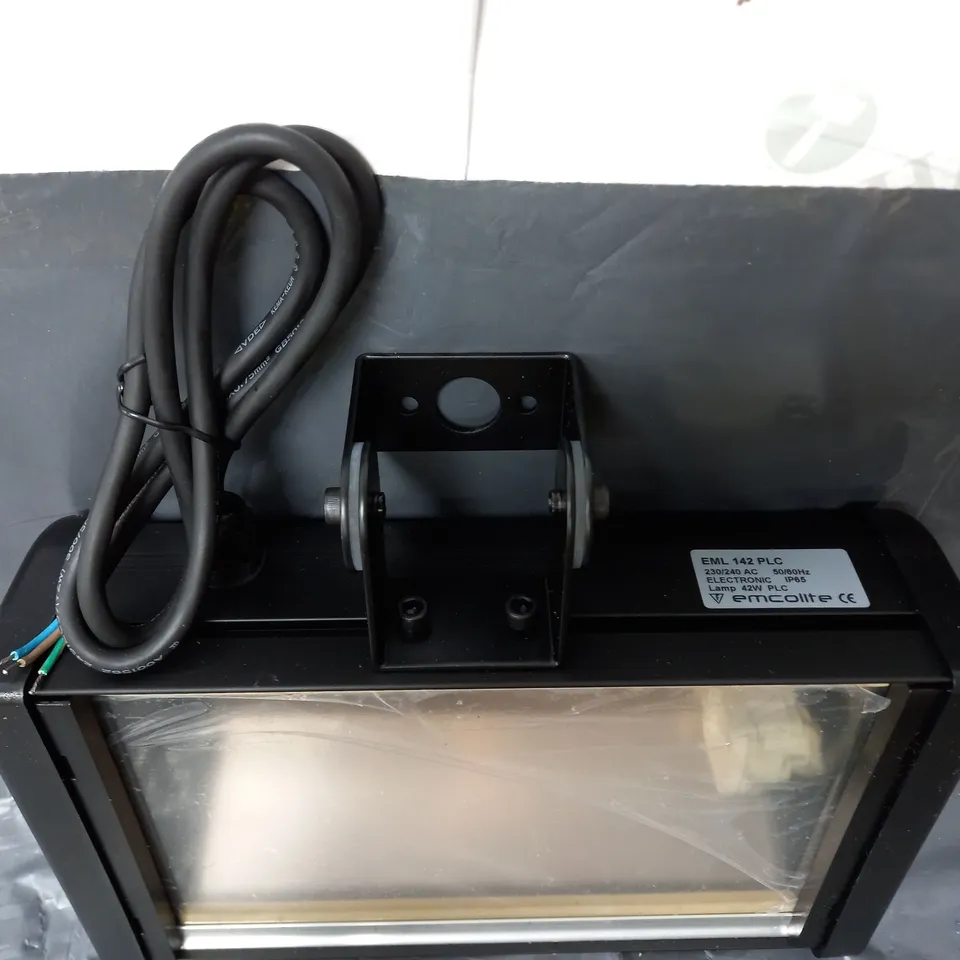 APPROXIMATELY 6 BOXES ( 10 PER BOX ) OF EMCOLITE EML 142 PLC LAMPS