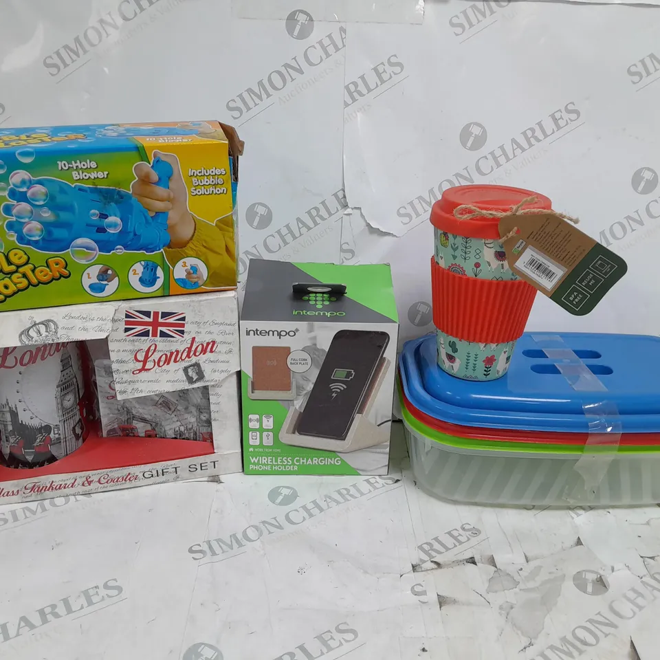 MEDIUM BOX OF ASSORTED ITEMS TO INCLUDE FOOD TRAY, BUBBLE BLASTER AND WIRELESS CHARGER