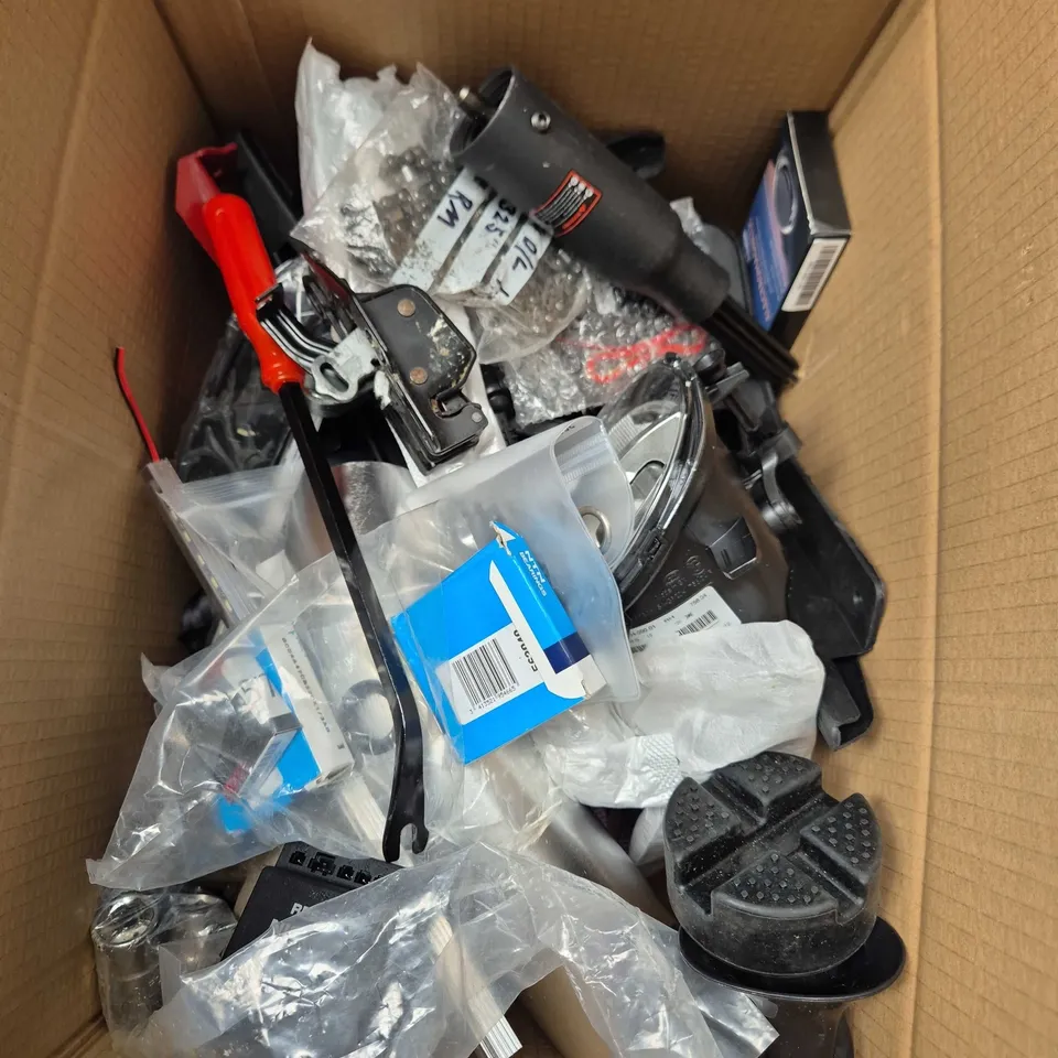 APPROXIMATELY 15 ASSORTED VEHICLE PARTS/ACCESSORIES TO INCLUDE WHEEL BEARING WEIGHTS, TOOLS, LED LIGHTS ETC 