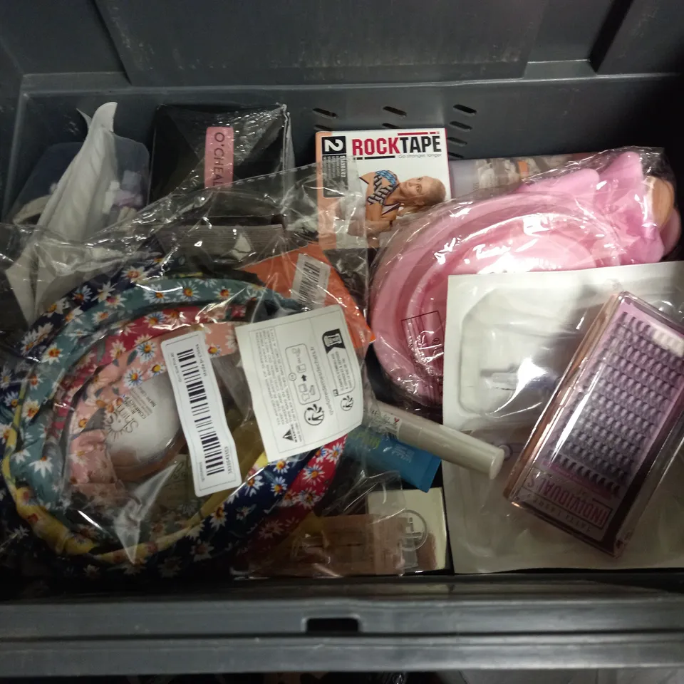 BOX OF APPROXIMATELY 20 COSMETIC ITEMS TO INCLUDE - L'OREAL COLOUR PROTECT SHAMPOO - PRONAMEL TOOTHPASTE - EDEN TRAVEL CARE PACK - ETC