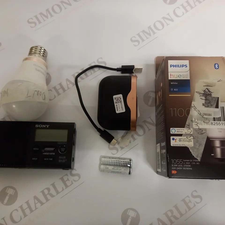 LOT OF 5 ASSORTED ITEMS TO INCLUDE BULBS, RADIO, EARPHONES ETC