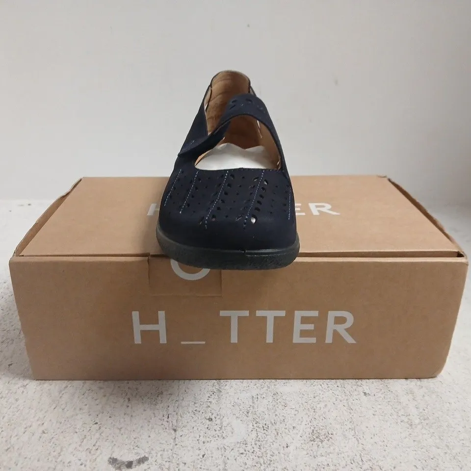 BOXED PAIR OF HOTTER DAPHNE WIDE SHOES IN NAVY SIZE UK 7