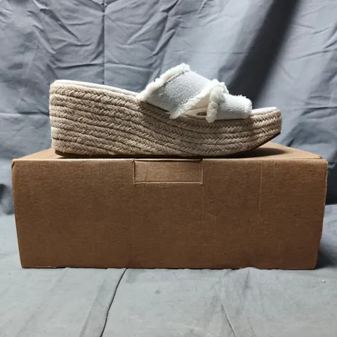 BOXED PAIR OF ASOS DESIGN OPEN TOE WEDGE SANDALS IN CREAM SIZE 9W