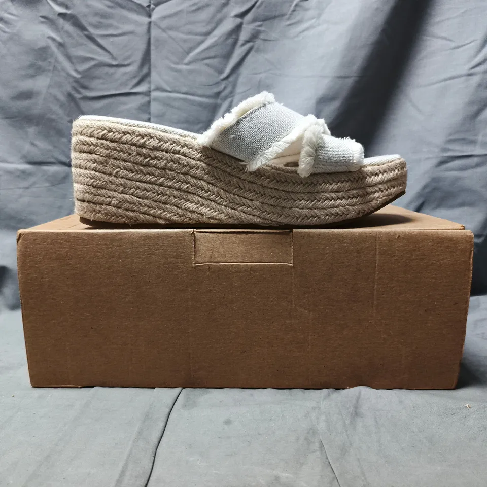 BOXED PAIR OF ASOS DESIGN OPEN TOE WEDGE SANDALS IN CREAM SIZE 9W