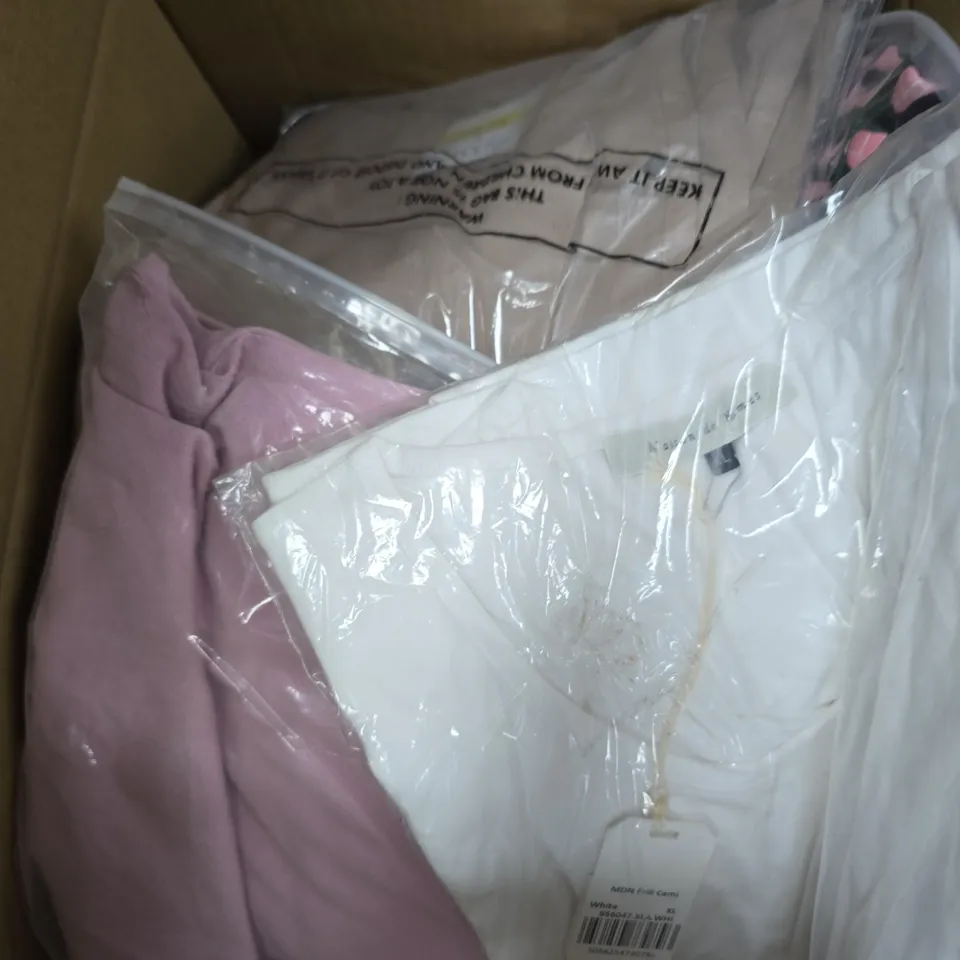 APPROX 20 ASSORTED ITEMS OF CLOTHING IN VARIOUS SIZES TO INCLUDE TOPS, JUMPERS, DRESSES, ETC