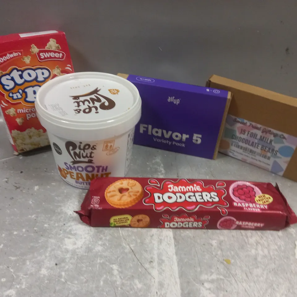 APPROXIMATELY 14 ASSORTED FOOD BASED PRODUCTS TO INCLUDE; JAMMIE DODGERS, PIP AND NUT SMOOTH PEANUT BUTTER AND STOP AND POP