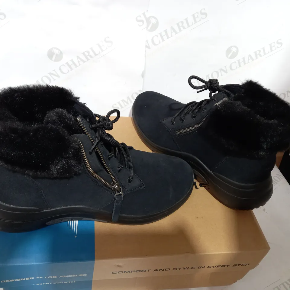 BOXED PAIR OF SKECHERS BLACK BOOTS  - SIZE 6.5