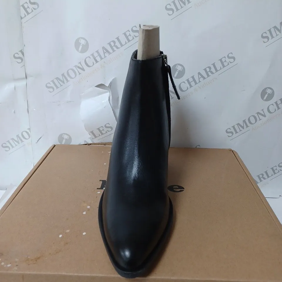 BOXED PAIR OF DUNE LONDON POINTED TOE LOW BLOCK HEEL ANKLE BOOTS IN BLACK SIZE 4