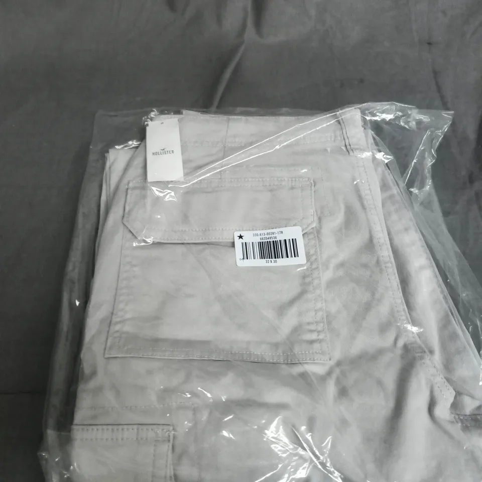 BAGGED HOLLISTER BEIGE CARGO TROUSERS - SIZE W32 X L30