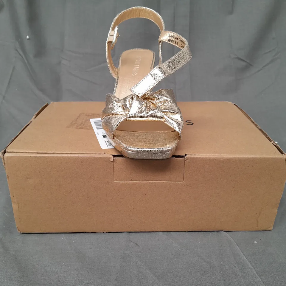 BOXED PAIR OF JD WILLIAMS OPEN TOE BLOCK HEEL SANDALS IN METALLIC GOLD UK SIZE 5