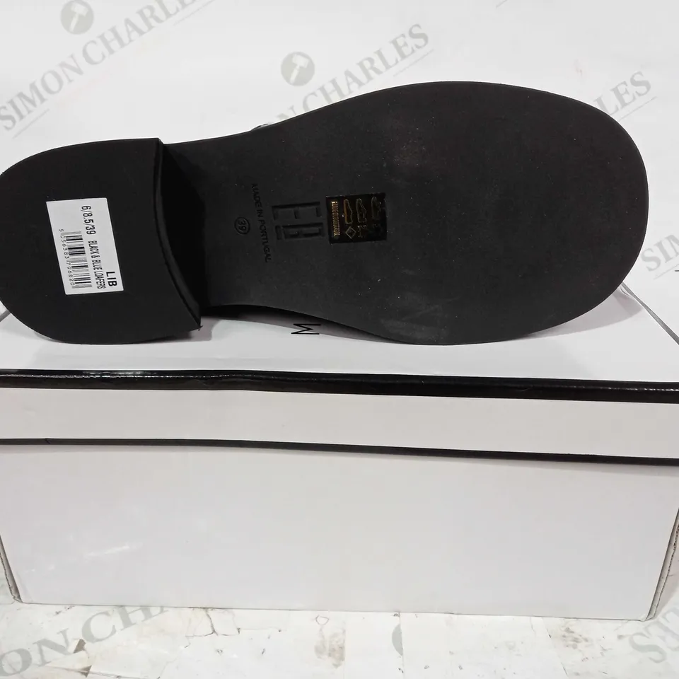BOXED PAIR OF MIISTA LOW HEEL LOAFERS IN BLACK/BLUE EU SIZE 39
