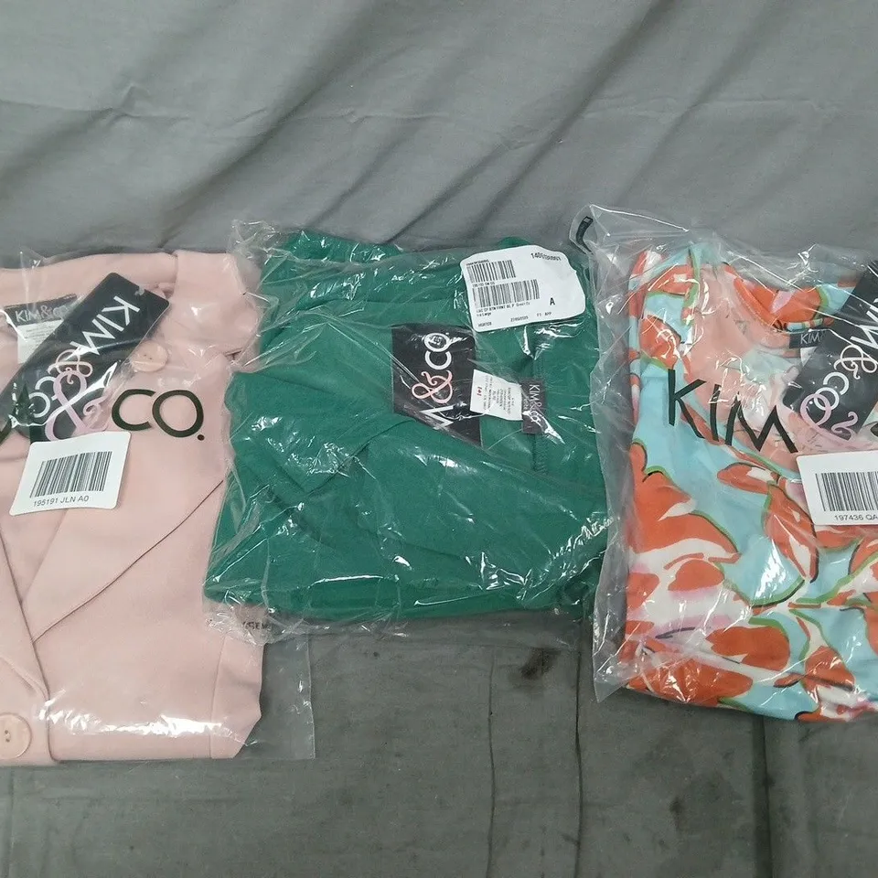 BOX OF APPROXIMATELY 15 ASSORTED CLOTHING ITEMS