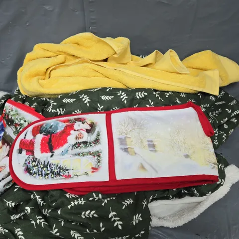 APPROXIMATELY 12 ASSORTED HOUSEHOLD ITEMS TO INCLUDE OVEN MITS, BEDDING, TOWELS, ETC