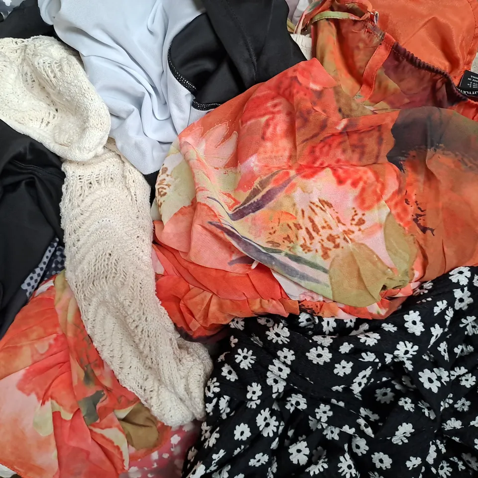 BOX OF APPROXIMATELY 20 ASSORTED CLOTHING & FASHION ITEMS IN VARIOUS STYLES AND SIZES TO INCLUDE SHEIN, ETC