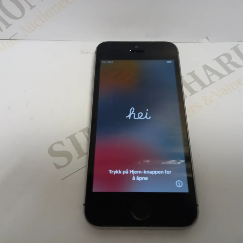 APPLE IPHONE SE (1ST GENERATION) - SILVER 