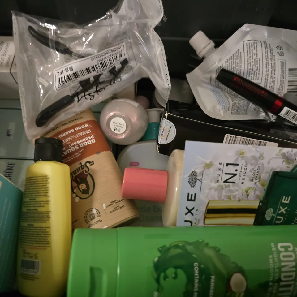 APPROXIMATELY 15 ASSORTED HEALTH & BEAUTY ITEMS TO INCLUDE - DOVE CARING BATH , SANEX ZERO, HAIR BURST MASSAGE BRUSH ETC