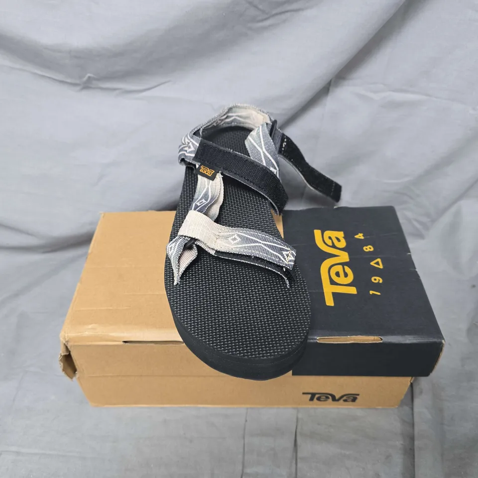 BOXED PAIR OF TEVA WOMENS PLATFORM UNIVERSAL SANDALS IN BLACK - UK 7