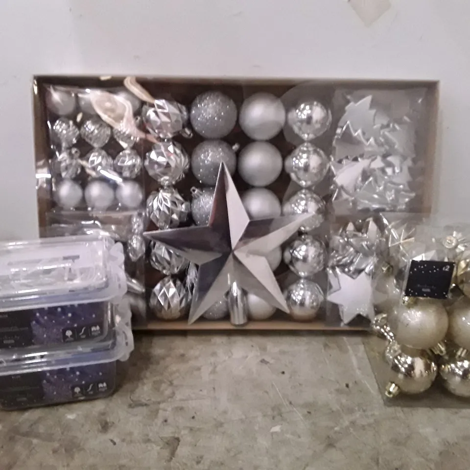 LOT OF APPROXIMATELY 17 BOXES CONTAINING ASSORTED BRAND NEW CHRISTMAS PRODUCTS INCLUDING BAUBLES, STRING LIGHTS & XMAS PLASTIC TUMBLER 