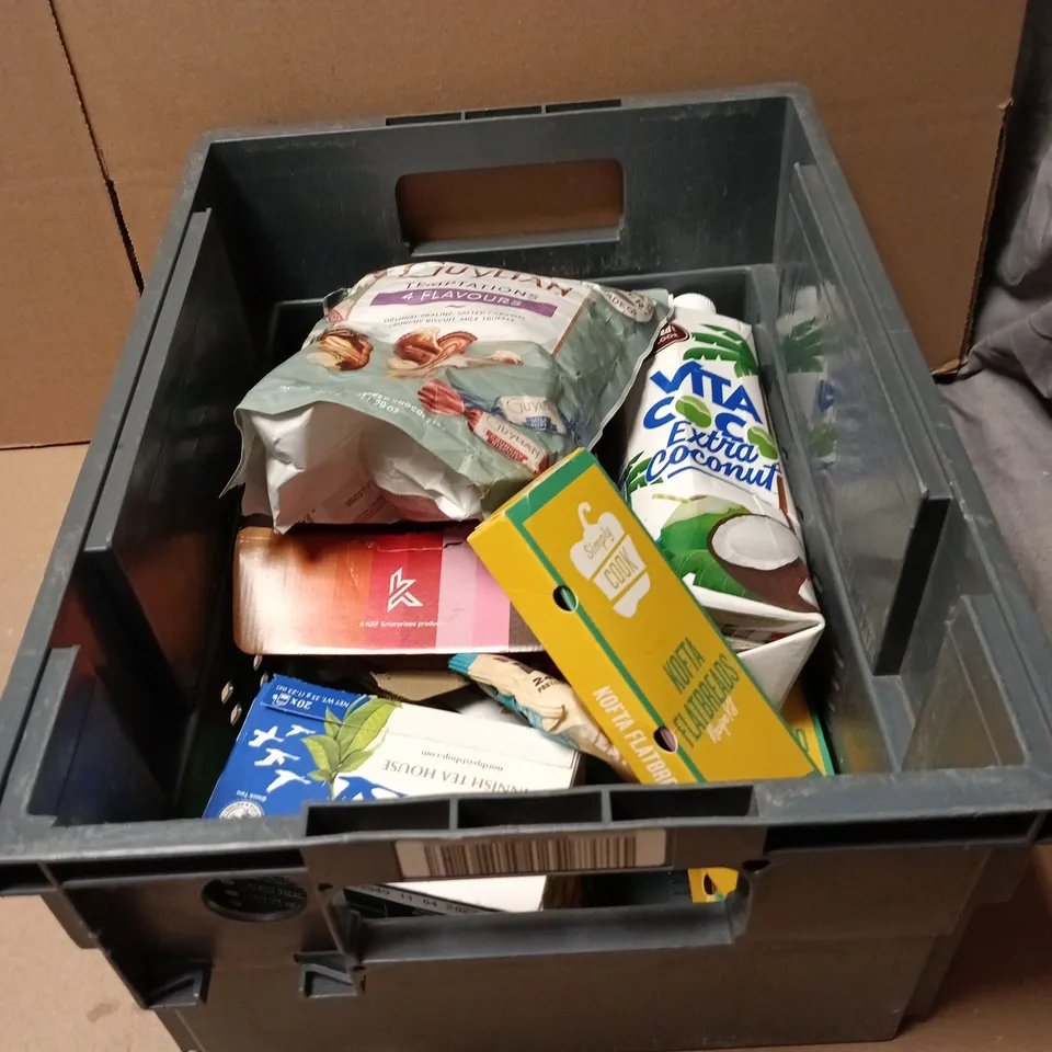 TOTE OF APPROXIMATELY 12 ASSORTED FOOD/DRINK ITEMS TO INCLUDE GUYLIAN TEMPTATIONS, VITA COCO 1L, WARRIOR RAW PROTEIN FLAP JACK PACK, MYPROTEIN BROWNIE ETC
