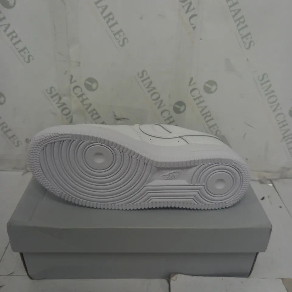 BOXED WHITE AIR FORCE TRAINERS SIZE 6 YR 