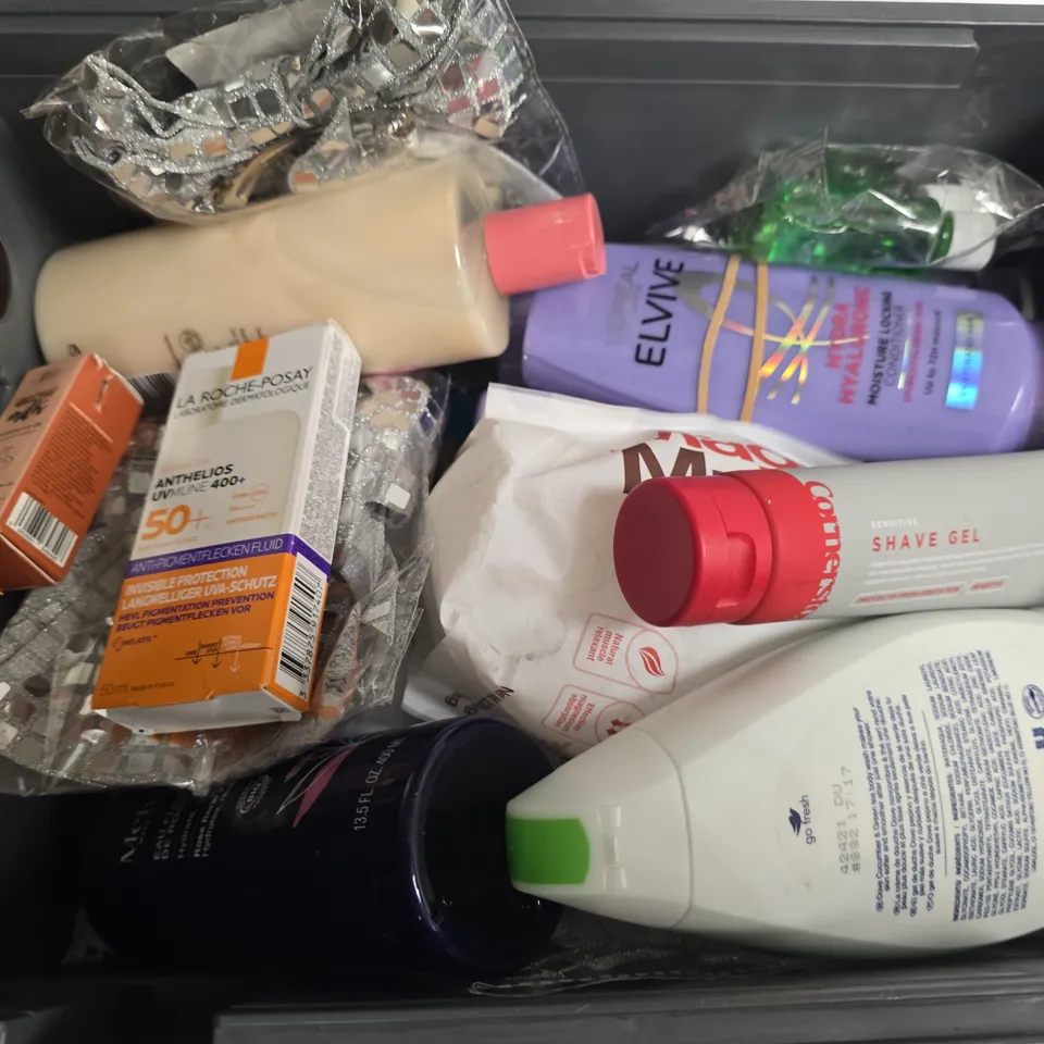 APPROXIMATELY 12 ASSORTED HEALTH & BEAUTY PRODUCTS TO INCLUDE NEUTROGENA DEEP MOISTURE LOTION, BETTER MUSCLE BATH FLAKES, CORNERSTONE SHAVE GEL, ETC - COLLECTION ONLY
