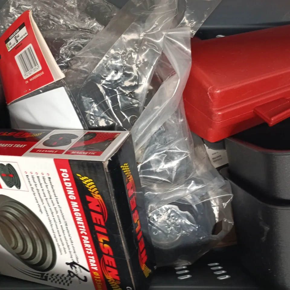 APPROXIMATELY 6 ASSORTED HOUSEHOLD ITEMS TO INCLUDE SCREWDRIVER BIT SET, ETC