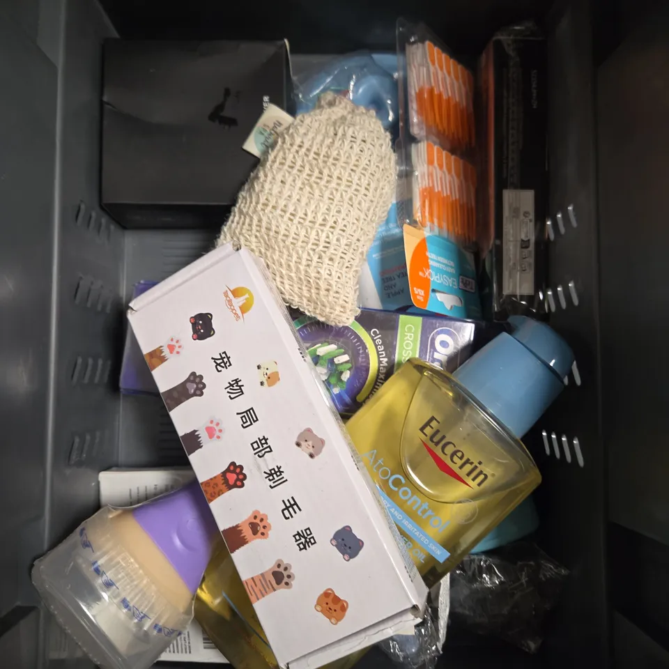 APPROXIMATEY 20 ASSORTED HEALTH AND BEAUTY PRODUCTS TO INCLUDE - DR TEALS SHEA SUGAR SCRUB - MERWAVE WAVE CREAM - FENJAL ANTIPERSPIRANT - ETC