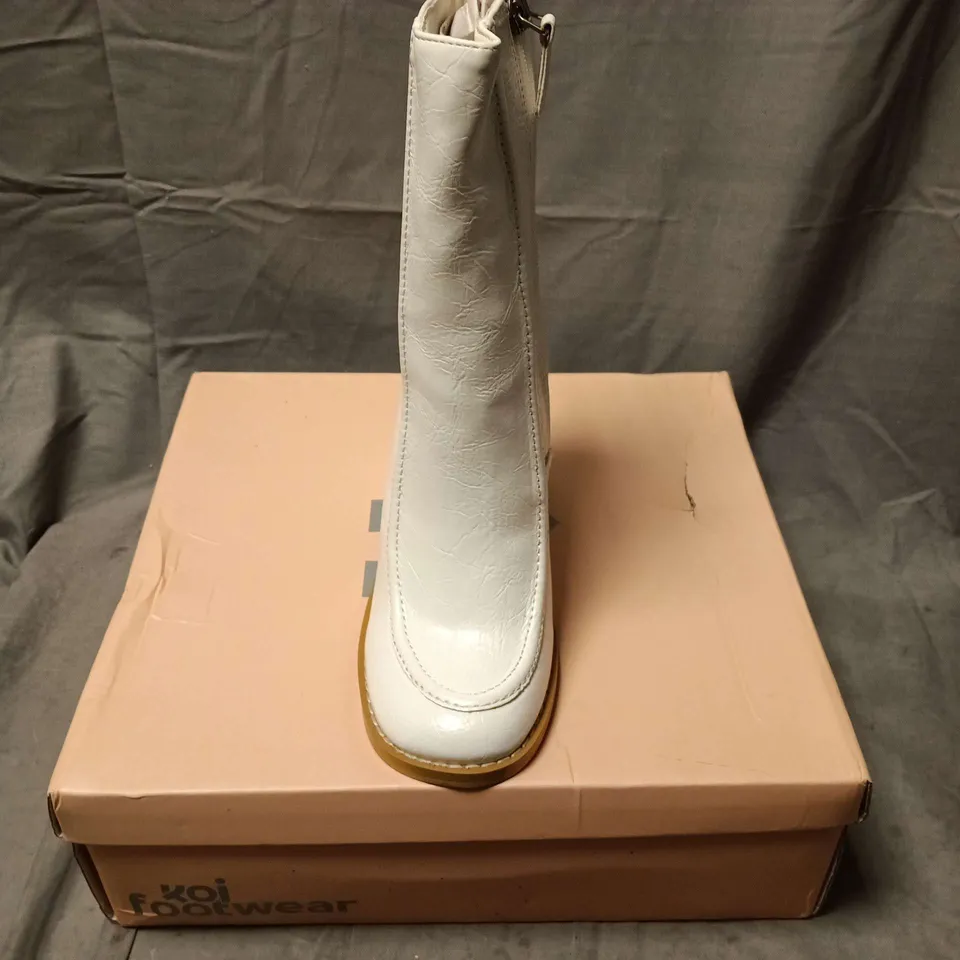 BOXED PAIR OF KOI WHITE CRINKLE PU BOOTS IN WHITE - SIZE 4