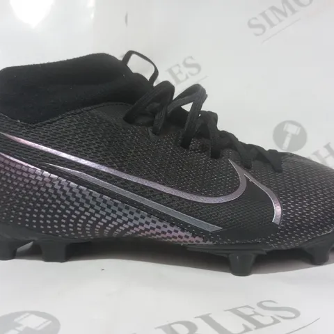 BOXED PAIR OF NIKE MERC FOOTBALL BOOTS IN BLACK/PEARLESCENT BLUE UK SIZE 3.5