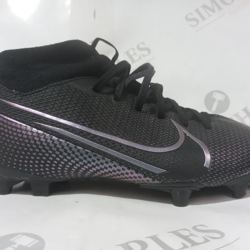 BOXED PAIR OF NIKE MERC FOOTBALL BOOTS IN BLACK/PEARLESCENT BLUE UK SIZE 3.5