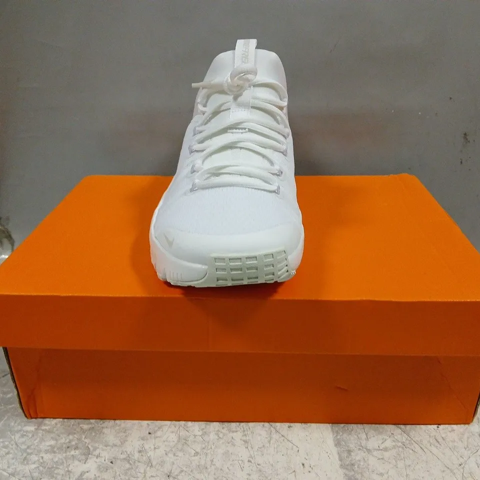 BOXED PAIR OF NIKE FREE METCON 6 SHOES IN WHITE SIZE UK 7.5
