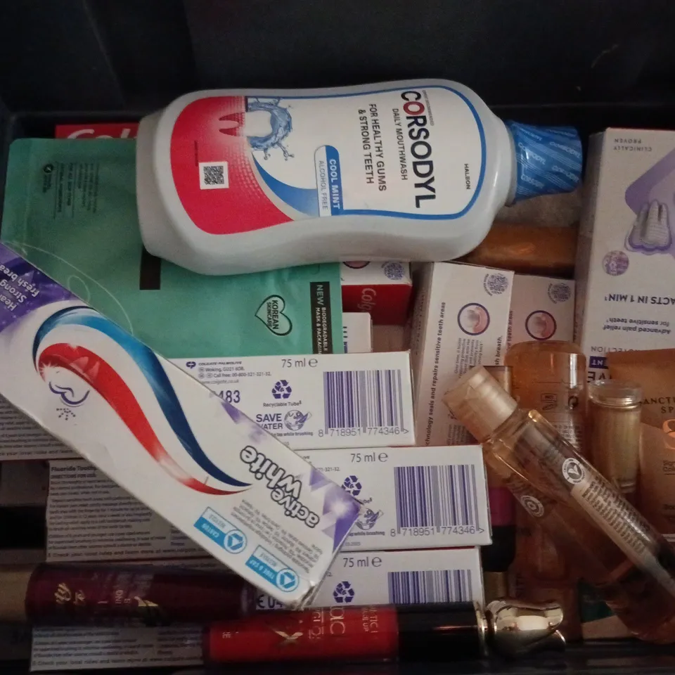 APPROXIMATELY 15 ASSORTED HEALTH & BEAUTY PRODUCTS TO INCLUDE CORSODYL DAILY MOUTHWASH, SANCTUARY SPA BODY BUTTER, FACE & BODY SOAP, ETC - COLLECTION ONLY